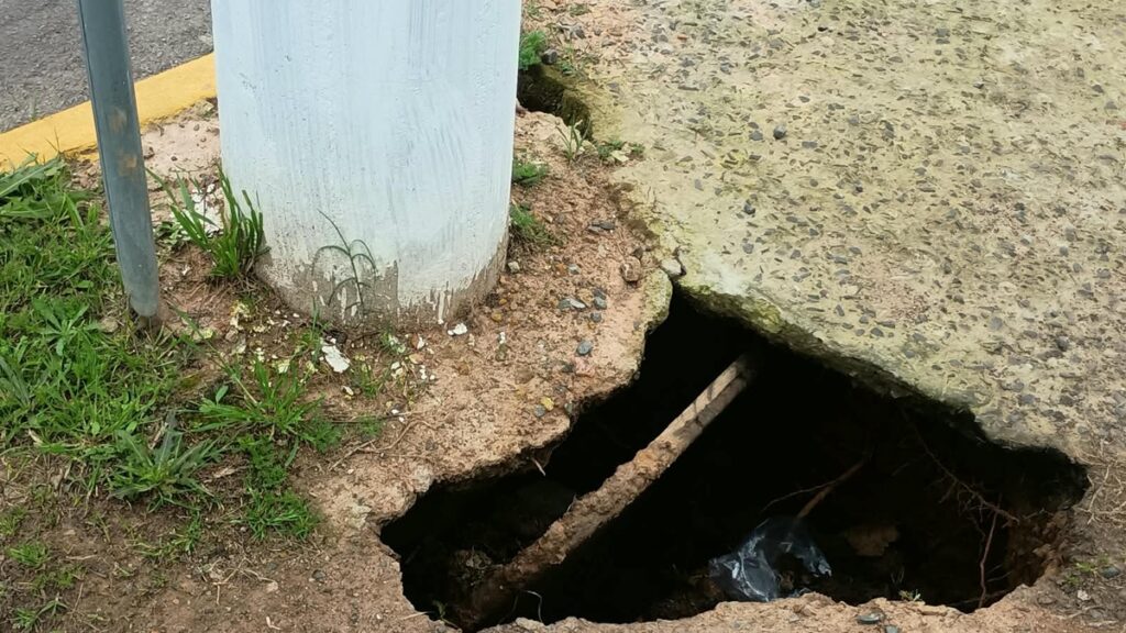 buraco no entorno de um poste